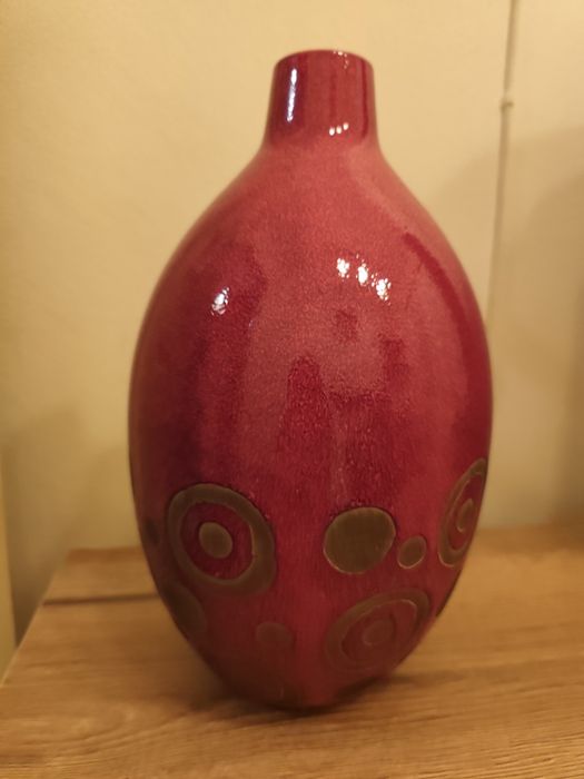 Jarro vermelho com pormenores bege/acastanhados