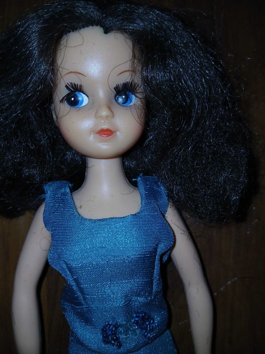 Boneca antiga de tamanho barbie