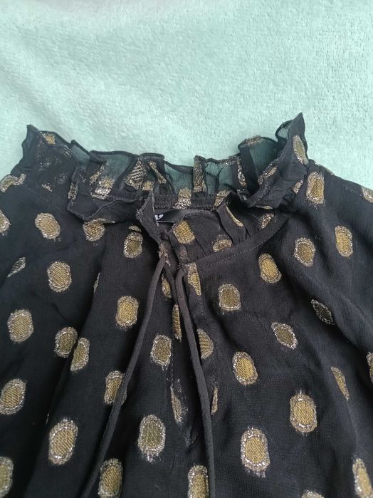 Elegancka czarna bluzka V by Very r. 40 nowa,  ze złotym wzorem