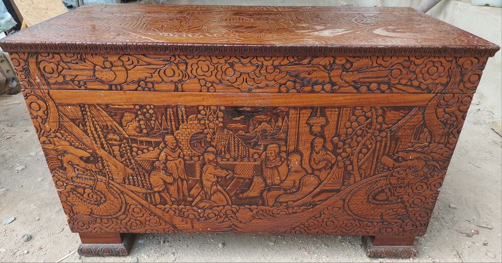 Baú em madeira maciça trabalhado
