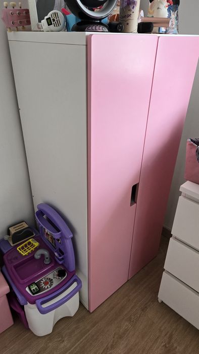 guarda-roupa IKEA STUVA, com portas rosa