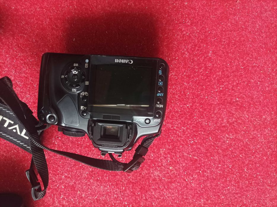 Aparat fotograficzny Canon i dwa obiektywy