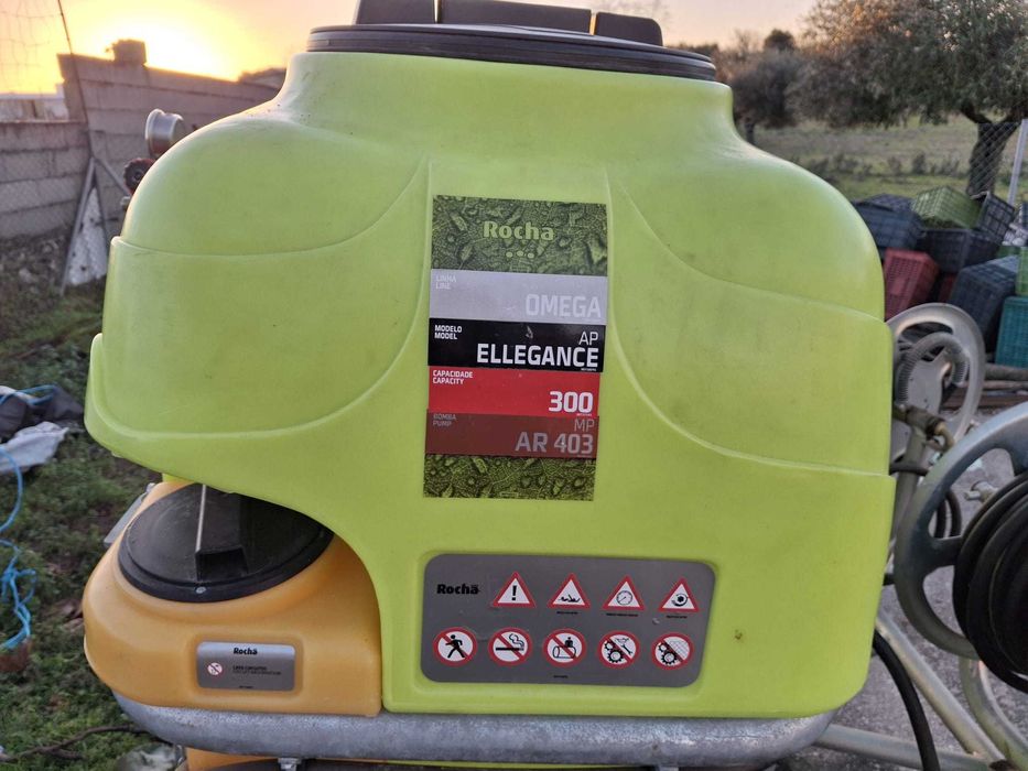 Pulverizador Rocha de 300 Litros.