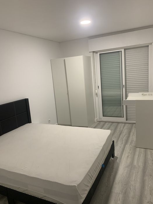 Aluga-se quarto