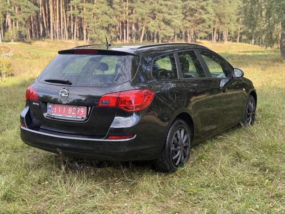 Продам Opel Astra J 2011, Бензин 1.6 Автомат