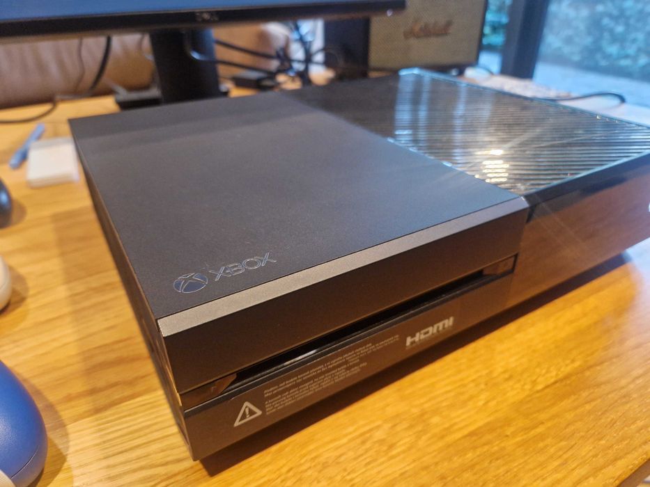 Xbox One 500 GB + Kinect + 3 pady + 2 gry – sprawny zestaw