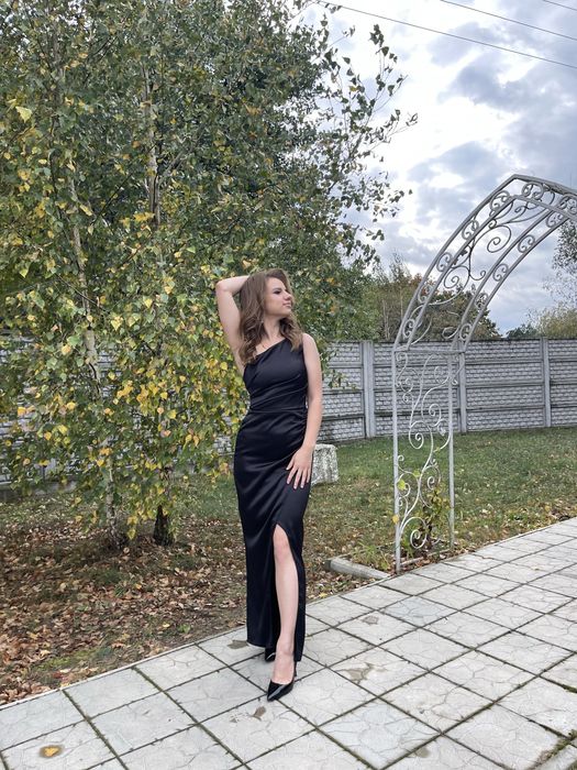Чорна атласна вечірня  сукня