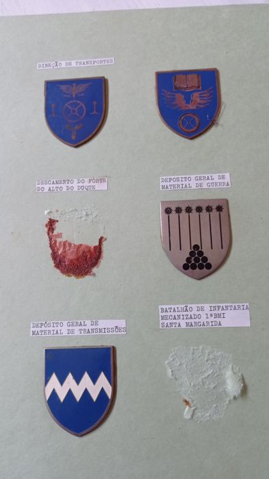 Vários crachás do exército