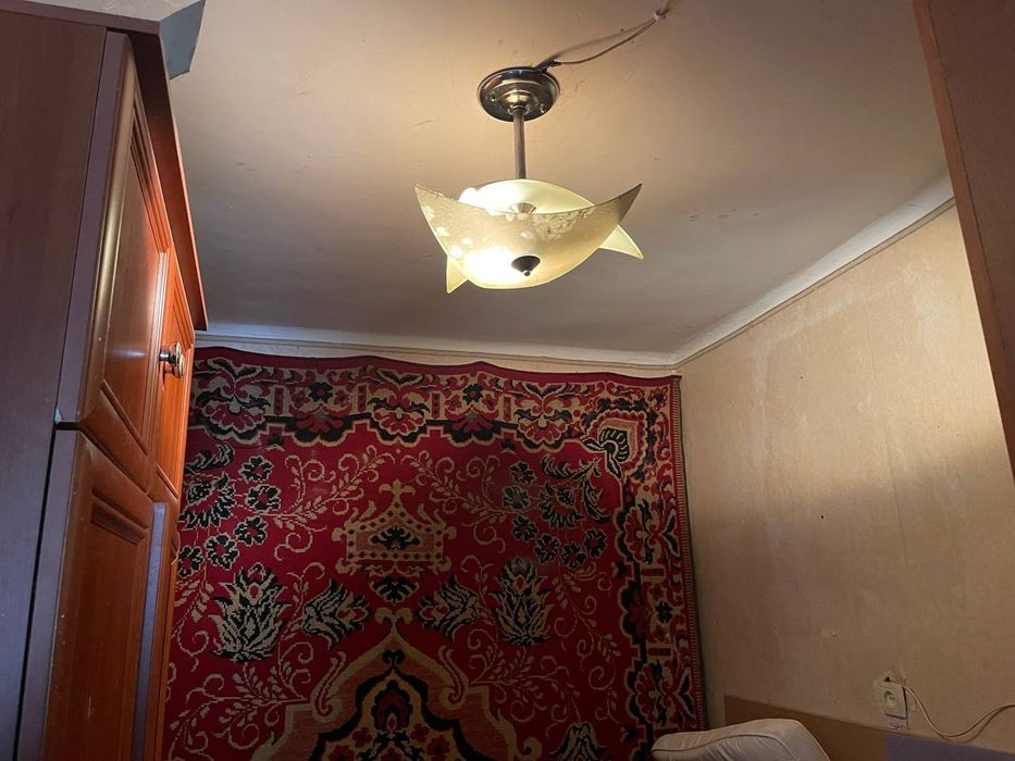 Продам 4-кімнатну квартиру з полисадником, гаражем і двором в Одесі.