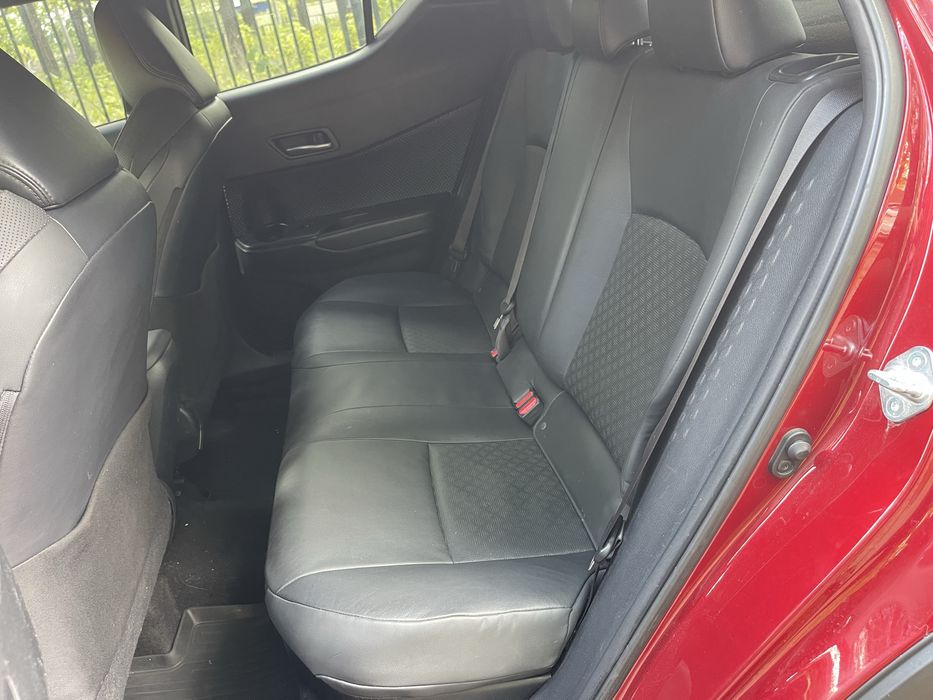 Продам офіційний автомобіль Toyota CH-R  Гібрід .