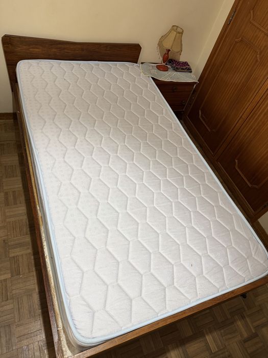 Cama de madeira maciça com colchão ortopédico