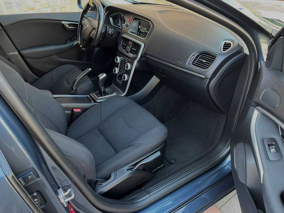 Volvo V40 2.0 D2 LIFT Stan Bardzo dobry!**Niski przebieg  2017 rok