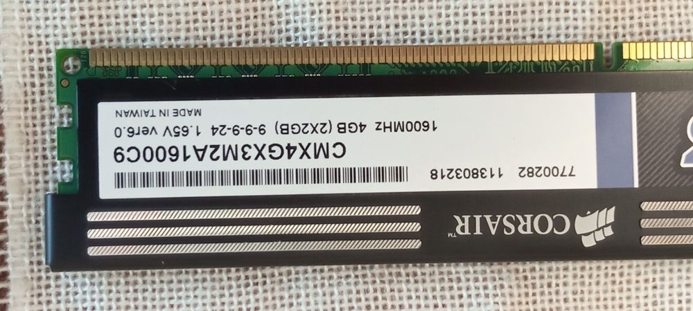 Модуль памяти Corsair XMS - 3  DDR 3 . 4 GB .