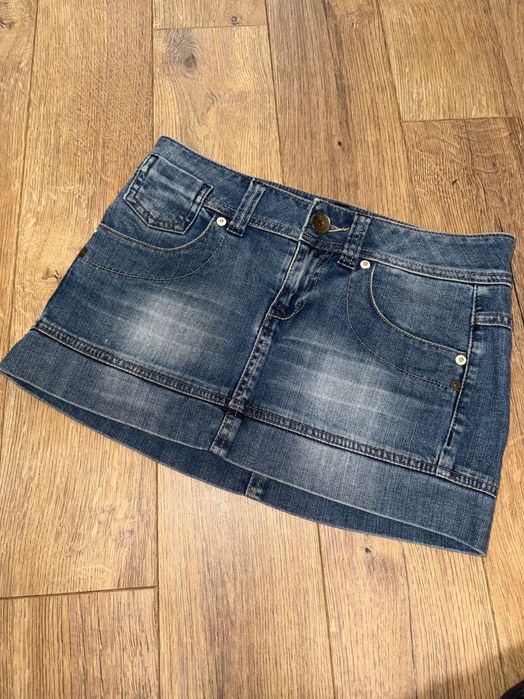 Коротка спідниця на низькій посадці