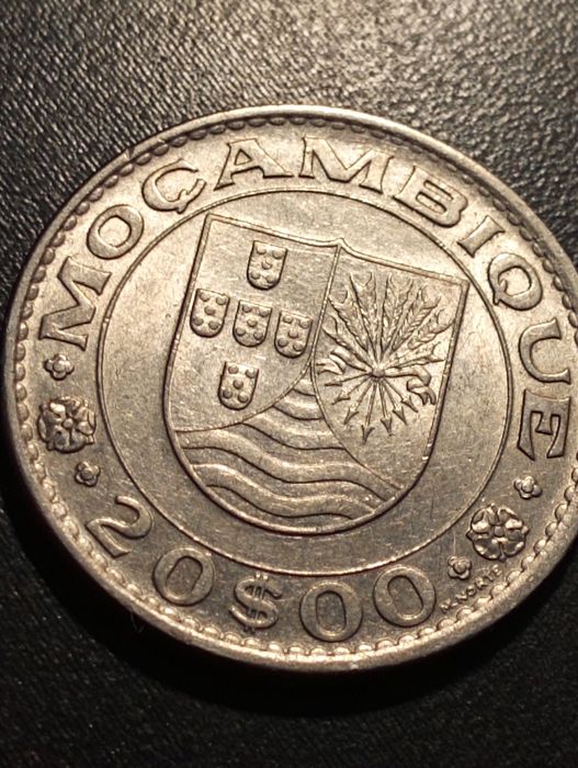 2 moedas 10 escudos(1968) 20 escudos (1972) - Moçambique - Soberbas