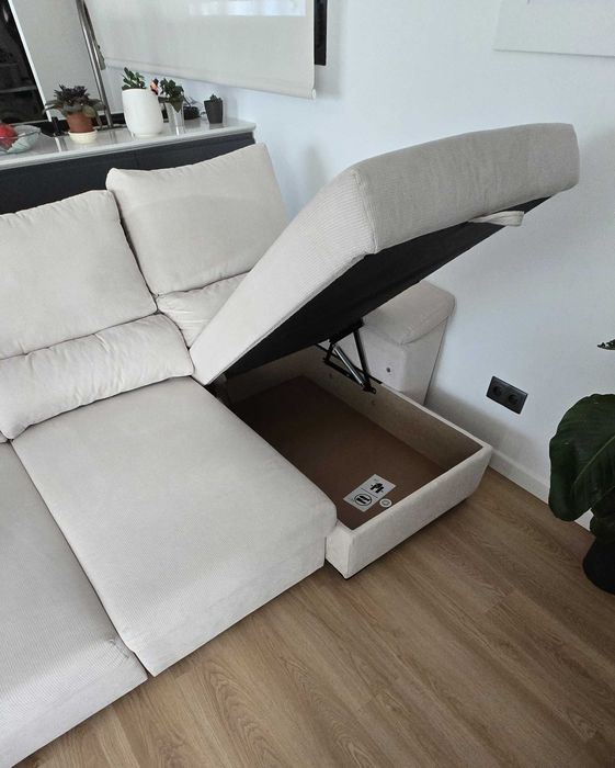 Sofá com chaise longue e com 2 pufes, com encostos ajustáveis e assentos amovíveis