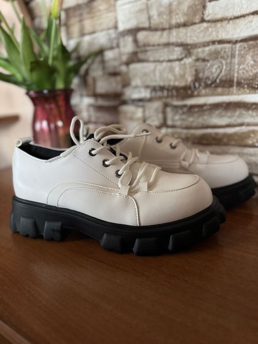 Стильні білі лофери