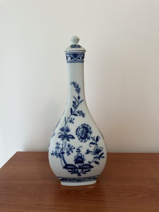 jarra de gargalo fino Vista Alegre com o motivo Margão