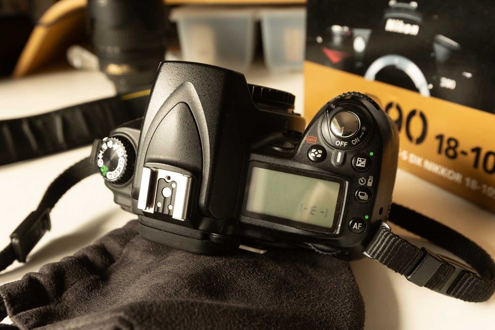 Nikon D90 DSLR + Objetiva Nikkor 18-105 VR | 16k Disparos