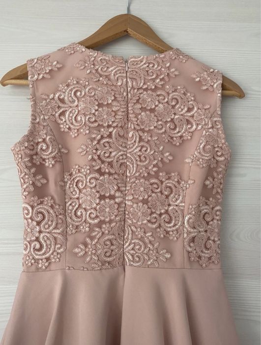 Sukienka elegancka krótka pudrowy róż zdobiona góra