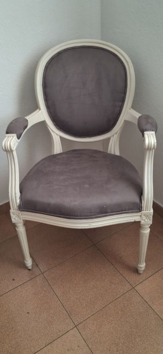 Cadeirão branco forrado em veludo cinza