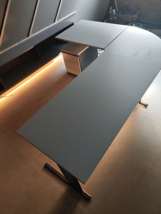 Secretária em L em bom estado