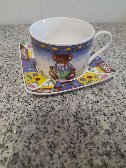 Conjunto de chávena e pires

- Design com um u