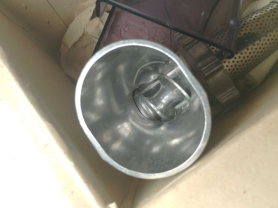 Шнековая соковыжималка Мрия новая