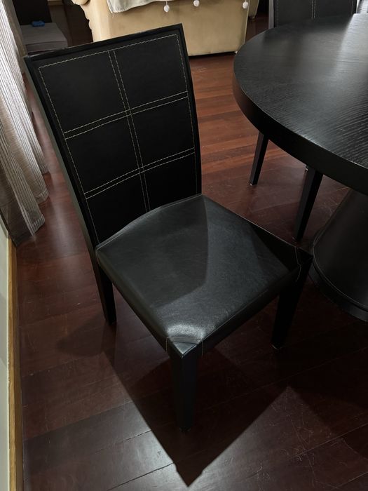 Mesa de jantar redonda preta + 4 cadeiras