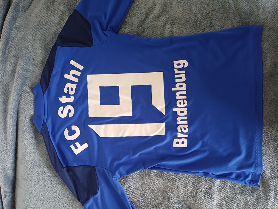 Koszulka piłkarska Adidas z logo niemieckiego klubu.