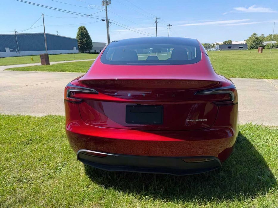 Tesla Model 3 Long Range      2025