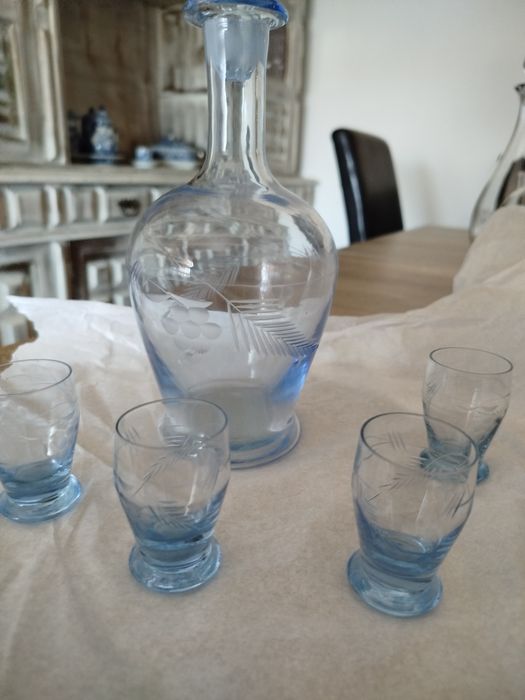 Garrafa e 4 copos tons de azul muito antigo