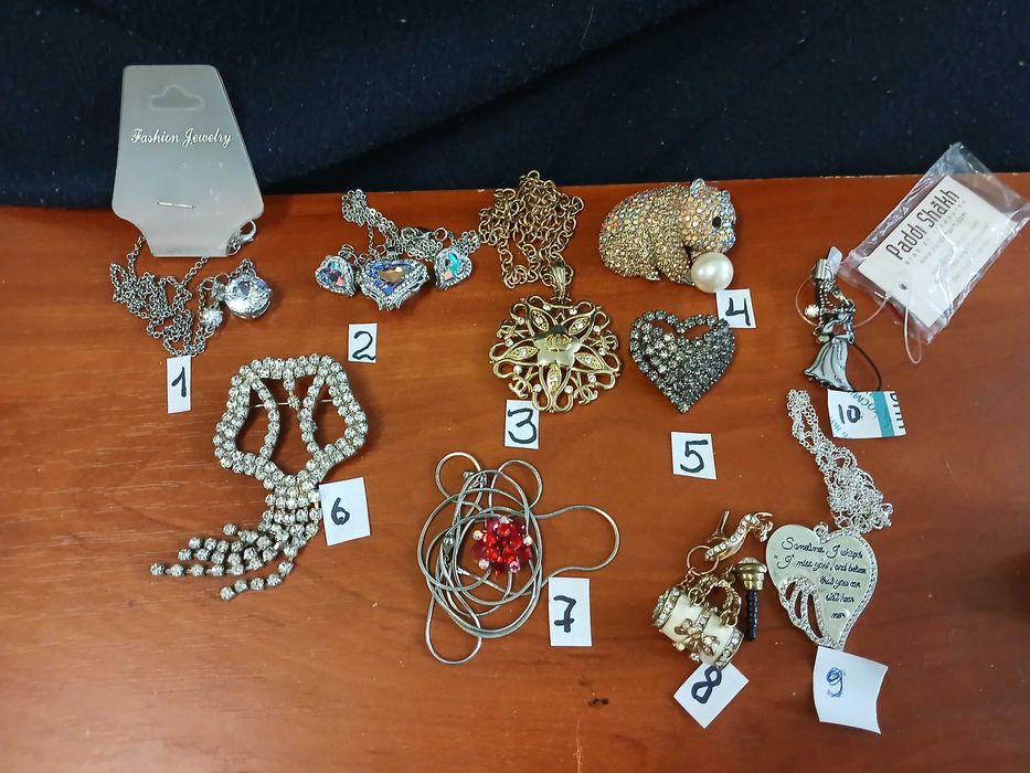 серьги, брошки, кольца,