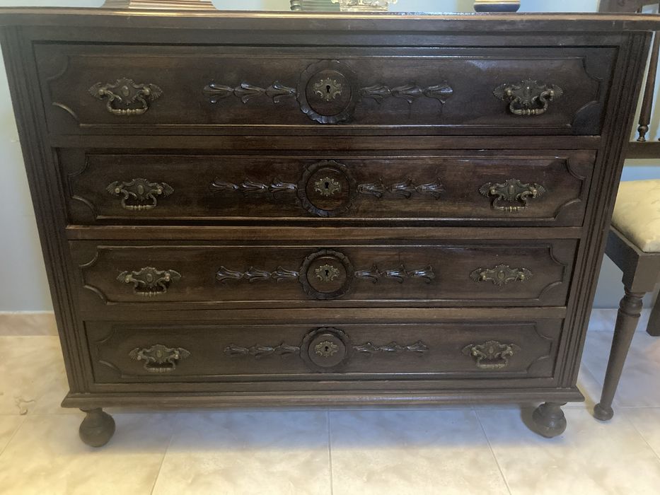 Mobília de quarto antiga com roupeiro 1