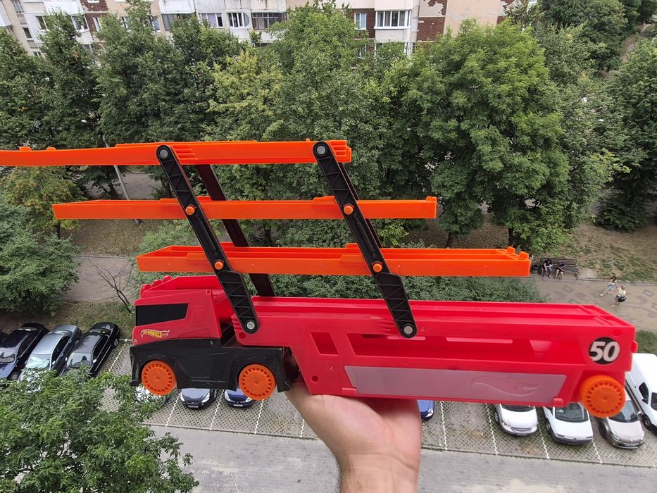 великий автовоз Hot Wheels Mega Hauler