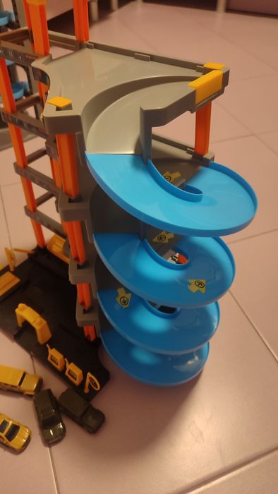 Трек Хотвілс і парковка з ліфтом+4 машинки