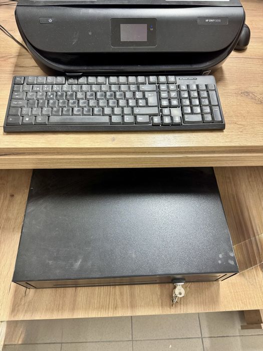 Balcao Madeira com montra vidro em bom estado