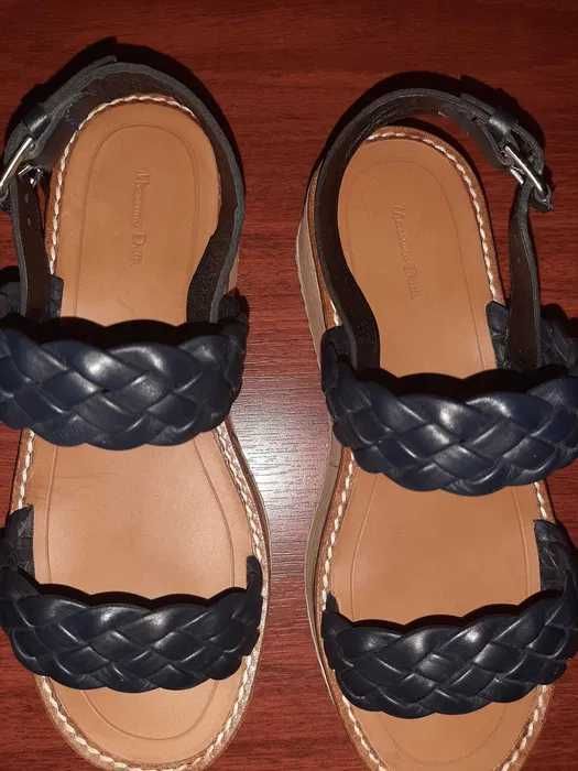 Sandálias em pele azul-marinho entrelaçada_ Novas