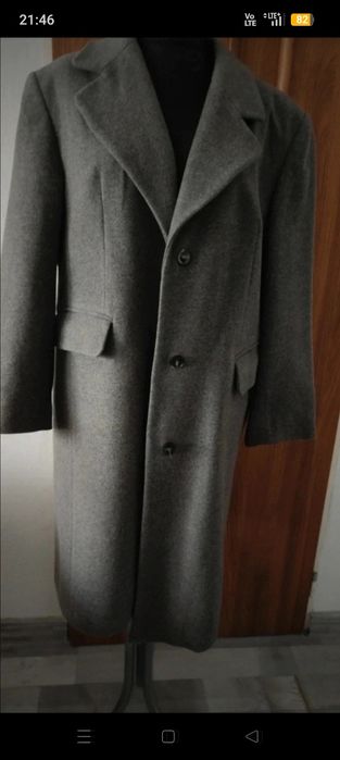 Szary piękny wełniany płaszczyk dyplomatka
