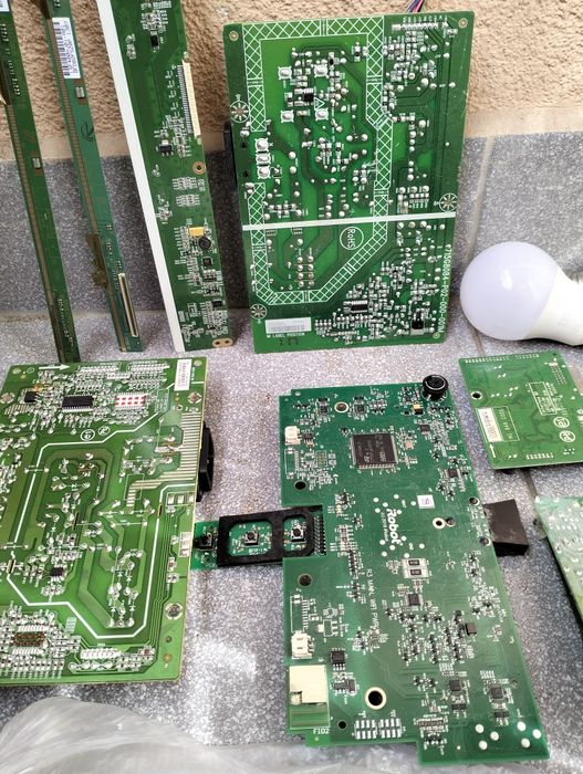 Płyty elektroniczne i żarówki LED