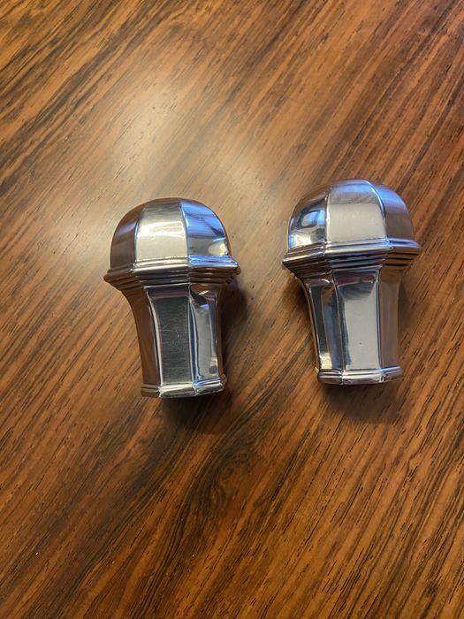 Saleiro e pimenteiro individuais em prata da Topázio