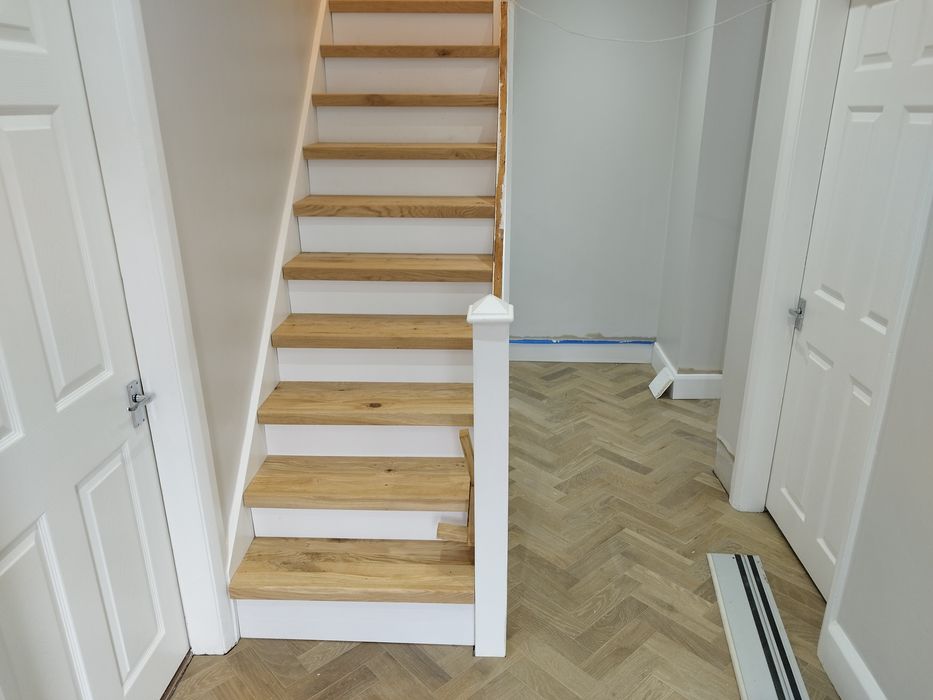 Schody dębowe nakładki podstopnice balustrady