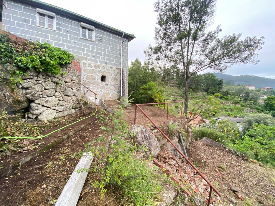 Moradia em pedra para recontrução com vistas panoramicas.