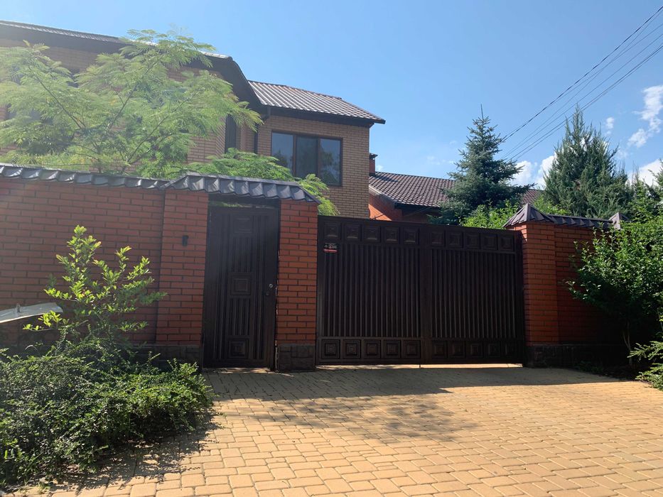 Дом коттедж центр біля парку