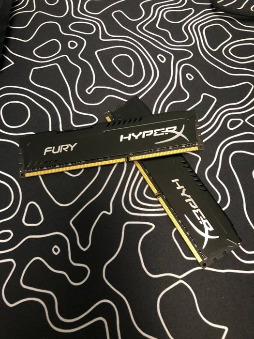 Оперативна я  память по 8 гб