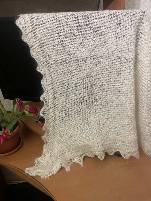 Теплі пухові жіночі хустки