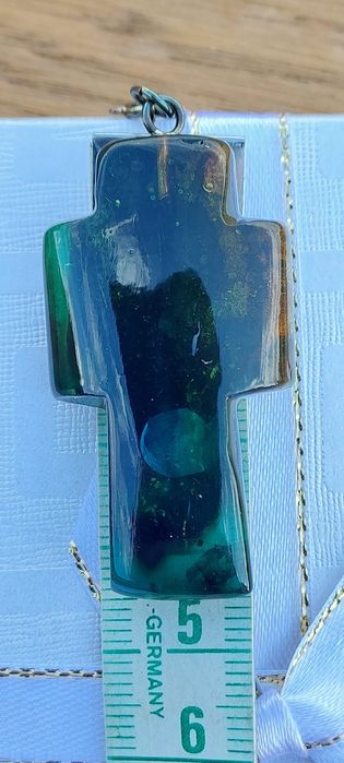 Zawieszka z bursztynu bałtyckiego barwionego