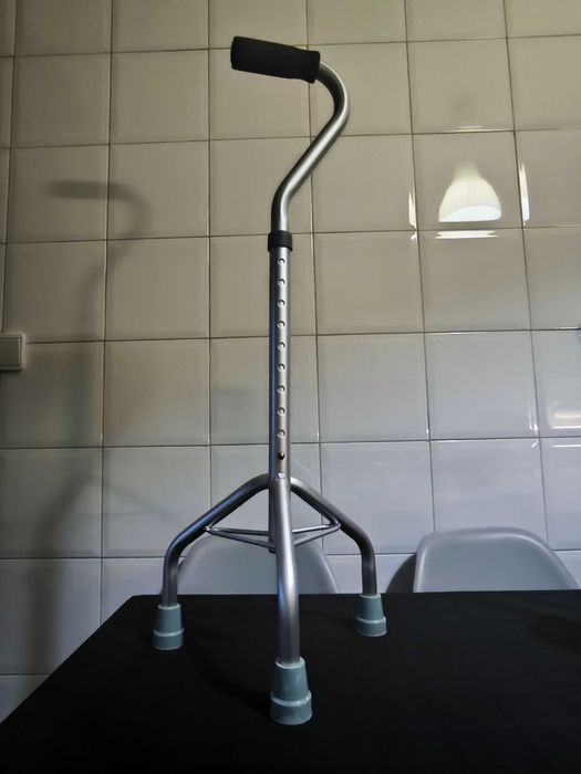 Bengala Tripé em Alumínio - Nova, nunca usada!