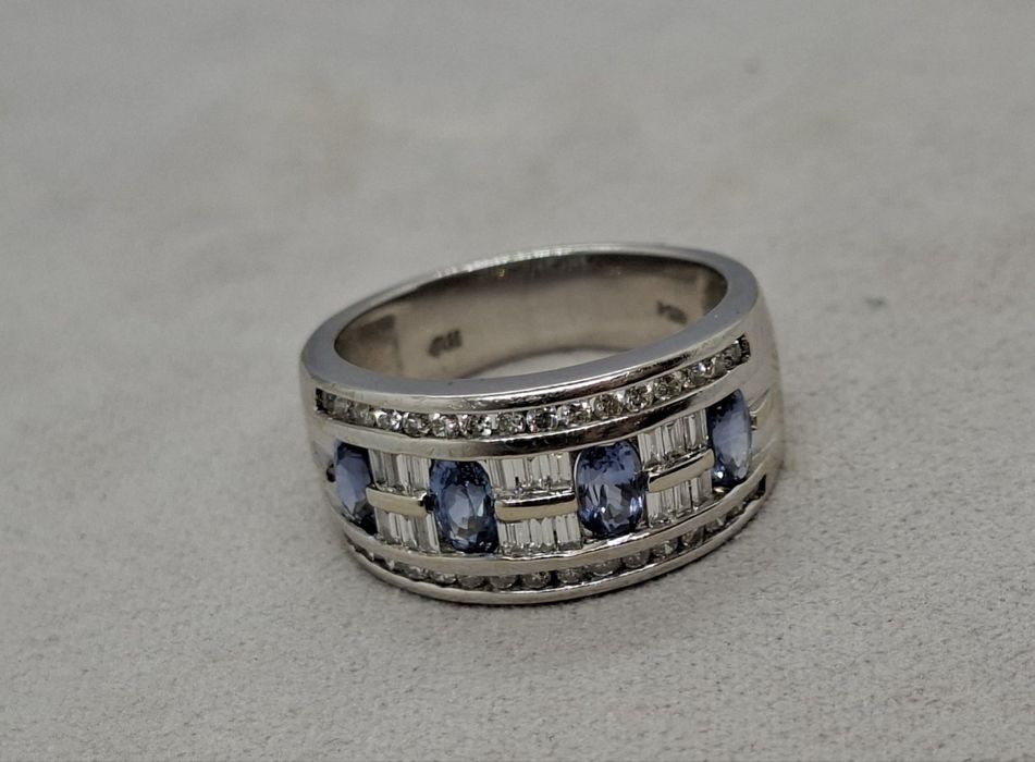 Золота каблучка з сапфірами та діамантами