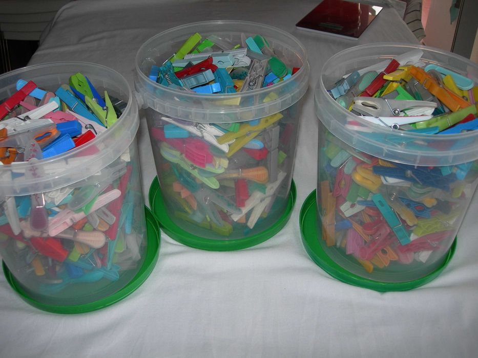 Molas da roupa. Plásticas usadas.